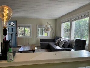 Living area - Eucalyptus retreat by the creek (San Anselmo)
