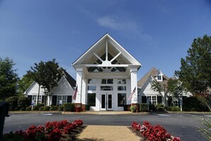 Exterior - Minutes from Bush Gardens and Colonial Williamsburg, great amenities and space! (Williamsburg)