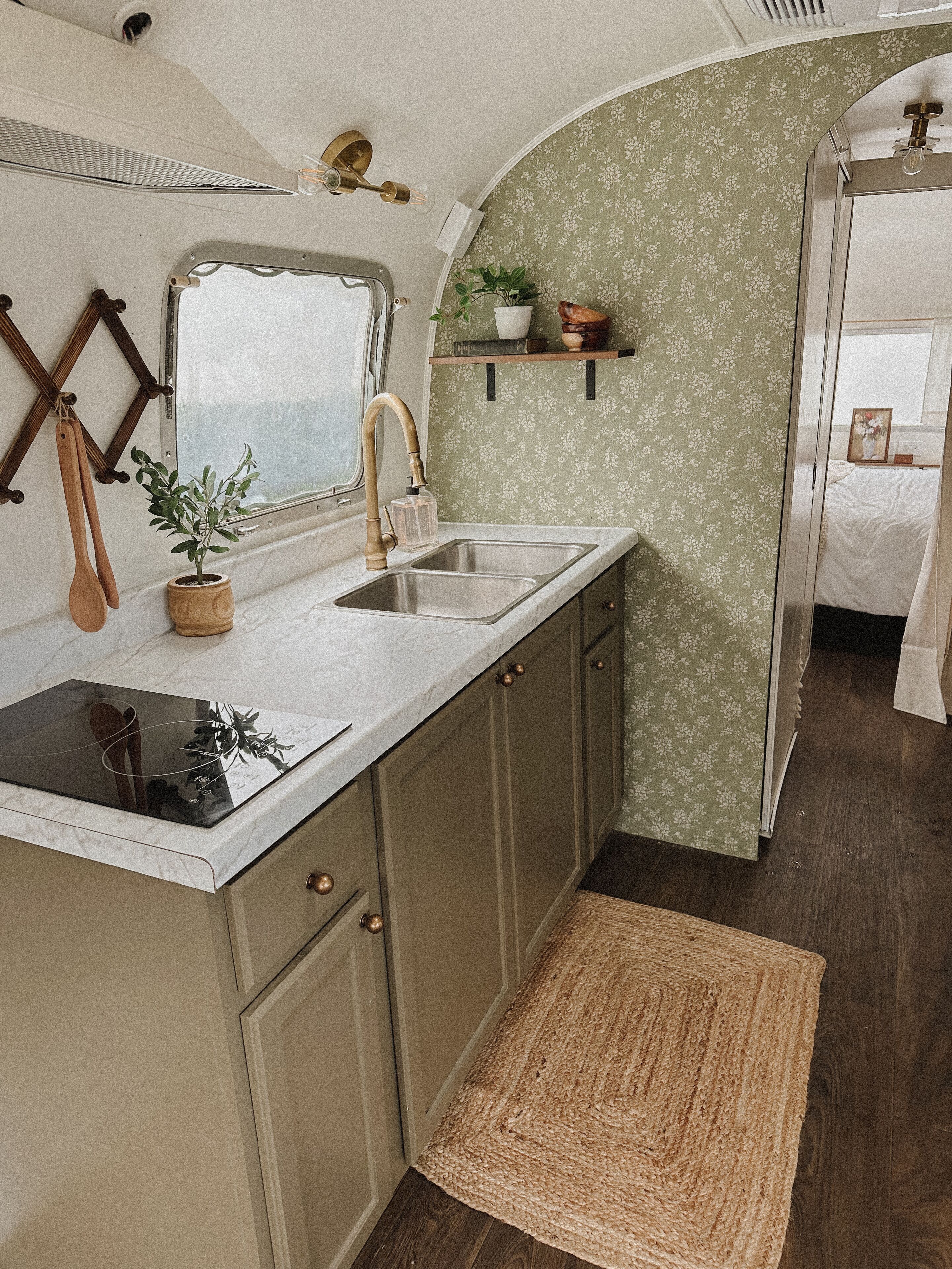 Køleskab, mikrobølgeovn, kogeplade, kaffe-/temaskine