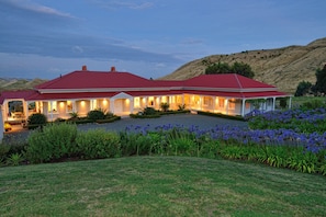 Exterior - Cape South Estate - idyllic character property in rural setting close to beaches (Waimarama)