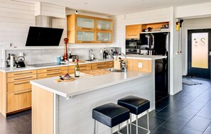 Fridge, microwave, oven, stovetop - 3 bedroom awesome home in Varberg (Varberg)