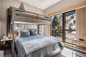 3 bedrooms, travel crib, WiFi, bed sheets