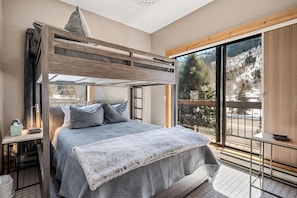 3 bedrooms, travel crib, WiFi, bed sheets