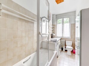 Haartrockner, Handtücher, Seife, Shampoo