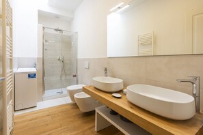 Dusche, Haartrockner, Bidet, Handtücher