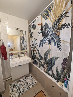 Haartrockner, Handtücher, Seife, Toilettenpapier