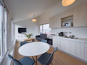 Apartment | Private kitchen | Fridge, microwave, electric kettle, cookware/dishes/utensils - Antartida (Ushuaia)
