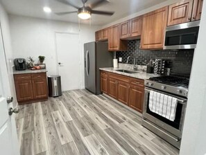 Private kitchen - 11438 Medina ct (El Monte)