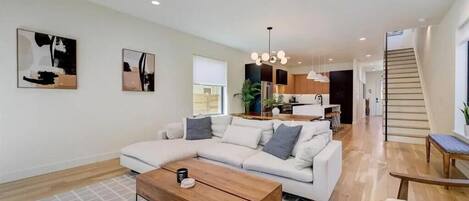 Smart TV, chimenea, monitor de computadora y impresora