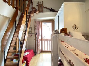 1 Schlafzimmer, Reisekinderbett, Bettwäsche