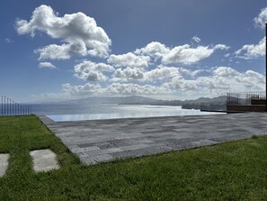 Infinity pool