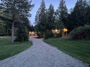 Property grounds - "Charming Cabin's Retreat: Pet-Friendly Haven with Sauna, Close to Stores, Lakes (Mansons Landing)