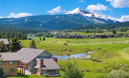 The Otter: Big Sky seasonal pool, hot tub, golf course,space for everyone!