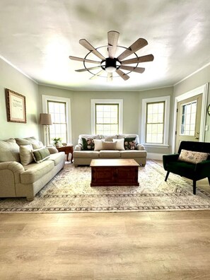 TV - Auntie M’s : Renovated Farmhouse (Huron)