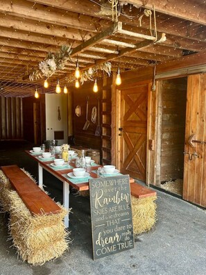 Outdoor dining - Auntie M’s : Renovated Farmhouse (Huron)