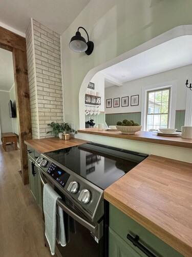 Auntie M’s : Renovated Farmhouse