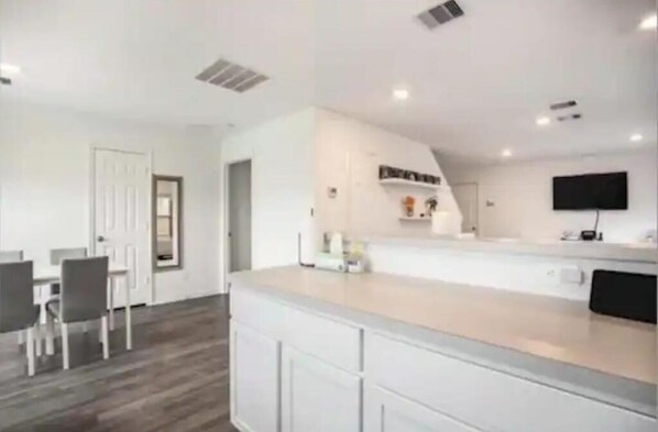 Dining - Cozy retreat in the crux of Katy (Brookshire)