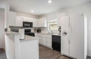 Private kitchen - Cozy retreat in the crux of Katy (Brookshire)