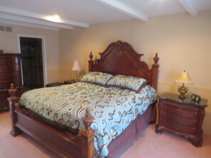 4 bedrooms, iron/ironing board, WiFi, bed sheets