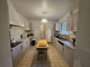 Kühlschrank, Mikrowelle, Ofen, Geschirrspüler