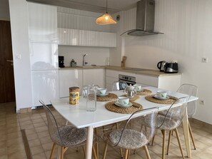 Kjøleskap, brødrister og kjøkkenutstyr