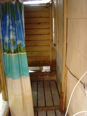 Douche, sèche-cheveux, serviettes fournies, savon