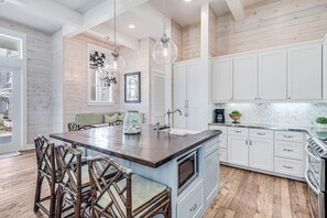 Microondas, horno, placa de cocina, lavavajillas