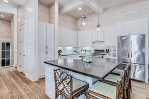 Microondas, horno, placa de cocina, lavavajillas