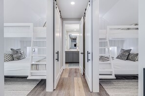 House (6 Bedrooms) | Interior