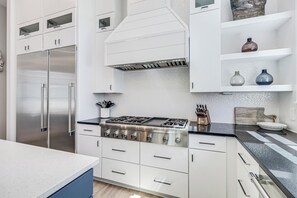 House (6 Bedrooms) | Interior