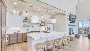 House (6 Bedrooms) | Interior