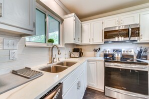 Fridge, microwave, stovetop, dishwasher - Baton Rouge Home w/ Private Patio: 2 Mi to LSU! (Baton Rouge)