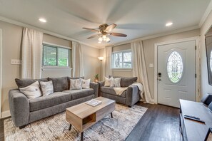 TV - Baton Rouge Home w/ Private Patio: 2 Mi to LSU! (Baton Rouge)