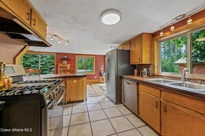 Cookware/dishes/utensils, spices - Priest Lake - Escape to the Lake (Nordman)