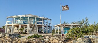 Aqua de Vista - Beachfront Villa w/ Stunning Sea Views in Central Abaco, BS