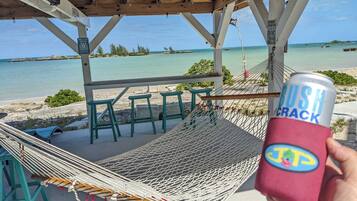 Plage, chaises longues, serviettes de plage