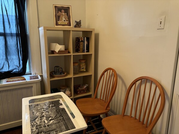 Interior - Affordable nice place on the suburb of Philadelphia, 15 min on train to city. (Upper Darby)