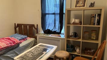 1 dormitori, planxa i posts de planxar, wifi i roba de llit