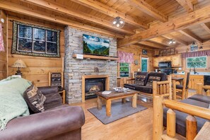 TV, fireplace - ER81 - Family Making Memories (Pigeon Forge)