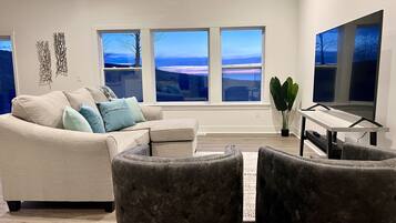 TV connectée, cheminée, livres, chaßne hi-fi