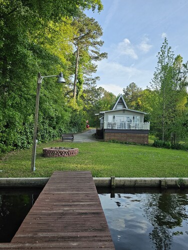 A-mazing clean and cozy Lakefront cottage! (Specials available) 