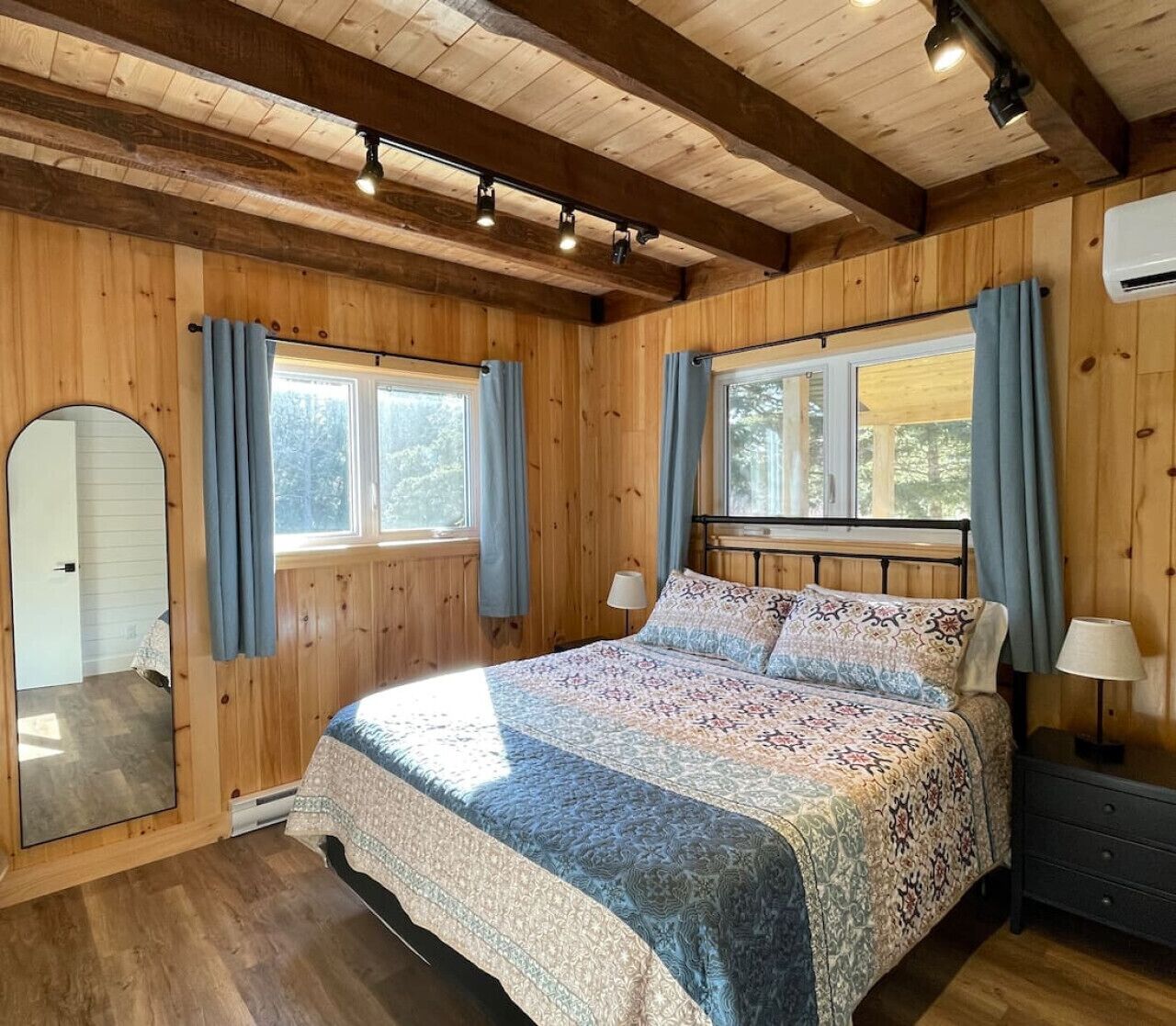 2 多间卧室、办公桌、熨斗/熨衣板、旅行婴儿床