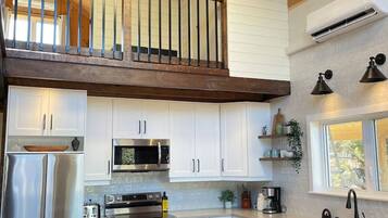 KĂŒhlschrank, Mikrowelle, Ofen, Herdplatte