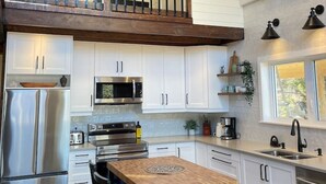 Coffee/tea maker, fridge, microwave, oven - Chalet Gedouque, a tranquille retreat located on the Cabot Trail with waterfront views (Chéticamp)
