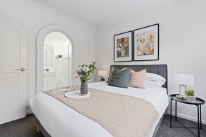 1 Schlafzimmer, Schreibtisch, Bügeleisen/Bügelbrett, Reisekinderbett