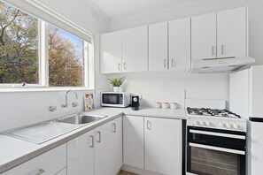 Fridge, microwave, oven, stovetop - Urban Oasis @ Prahran (Prahran)