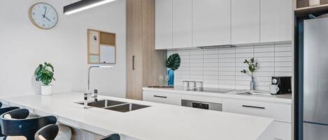 Geladeira, micro-ondas, fogão, cooktop