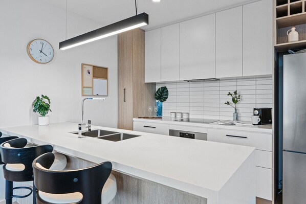 Frigorífic, microones, forn i placa de cuina 