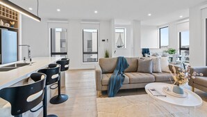 Un espacio de estar moderno con cocina, comedor y zona de estar.