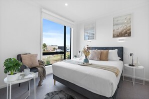 3 dormitoris, escriptori i planxa i posts de planxar 